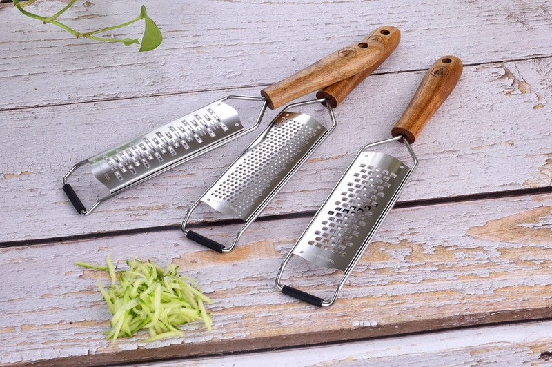 Küchenreiben Edelstahl REIBE Parmesanreibe Käseraffel Raffel Raspel mit Holzgriff von Laguiole 3er-Set